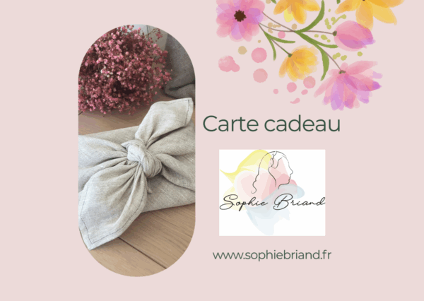 carte cadeau avec logo de la marque Sophie Briand et un emballage cadeau en lin beige noué prés de fleurs naturelles séchées.