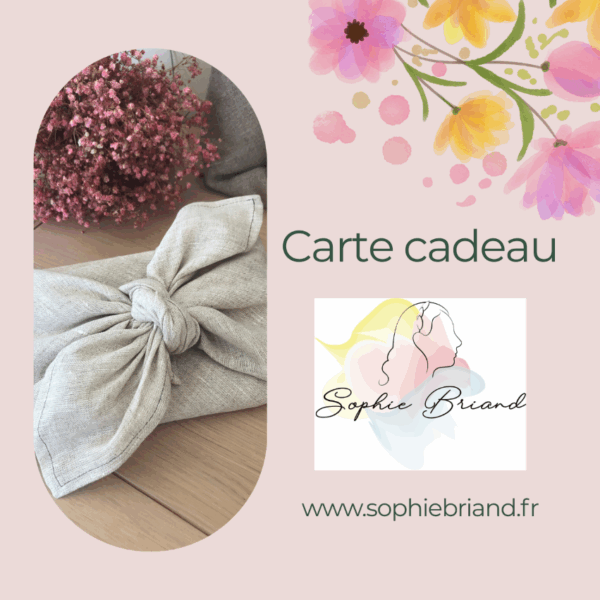 carte cadeau avec logo de la marque Sophie Briand et un emballage cadeau en lin beige noué prés de fleurs naturelles séchées.