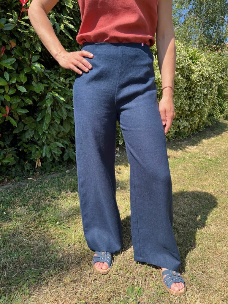 pantalon en lin bleu marine vu de face porté par une femme brune.