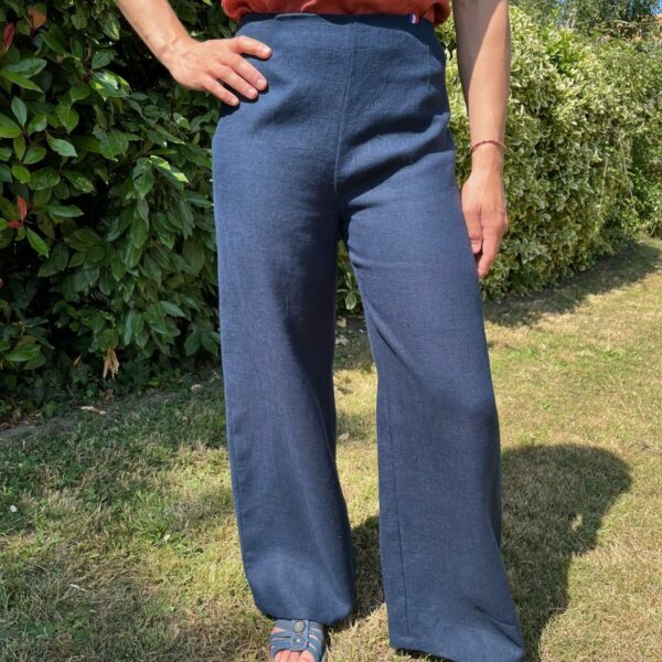 pantalon en lin bleu marine vu de face porté par une femme brune.