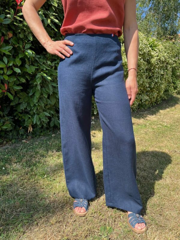 pantalon en lin bleu marine vu de face porté par une femme brune.