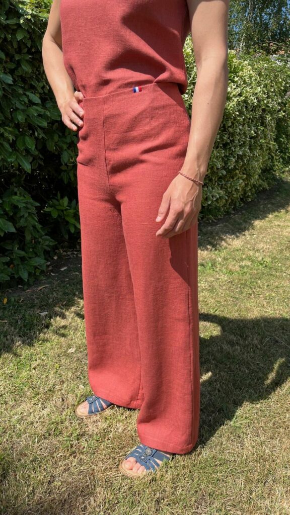 pantalon bruschetta en lin porté par une femme brune