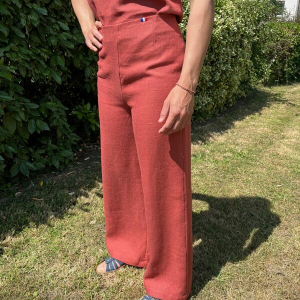 pantalon bruschetta en lin porté par une femme brune