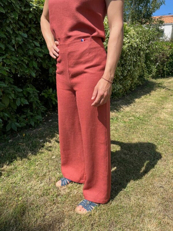 pantalon bruschetta en lin porté par une femme brune