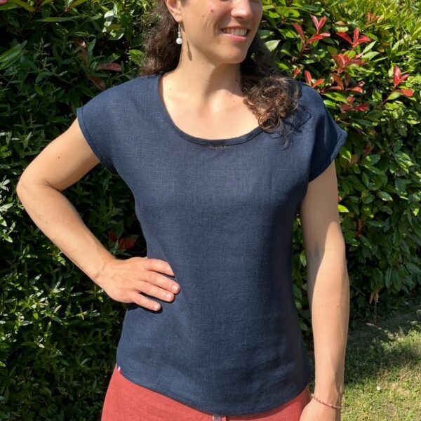 t-shirt en lin bleu marine porté sur une femme brune
