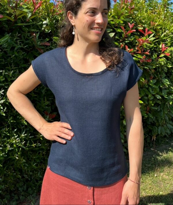 t-shirt en lin bleu marine porté sur une femme brune