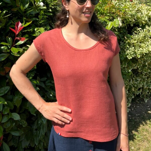 T-shirt de couleur bruschetta comme du terracotta porté sur une femme brune.