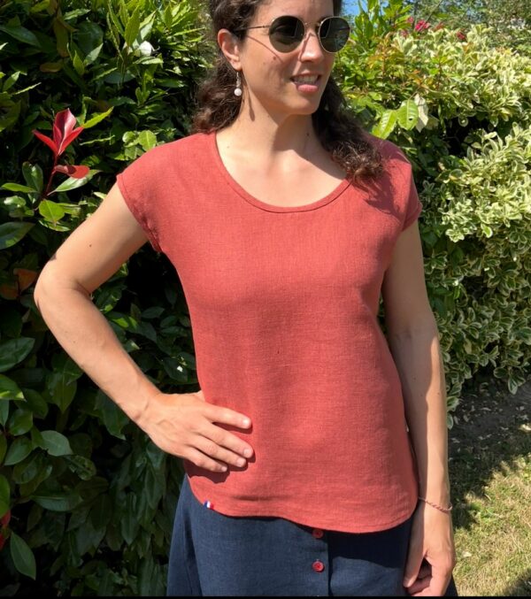T-shirt de couleur bruschetta comme du terracotta porté sur une femme brune.