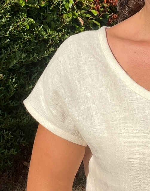 t-shirt crème vue zoomée sur l'encolure et le biais d'emmanchure.