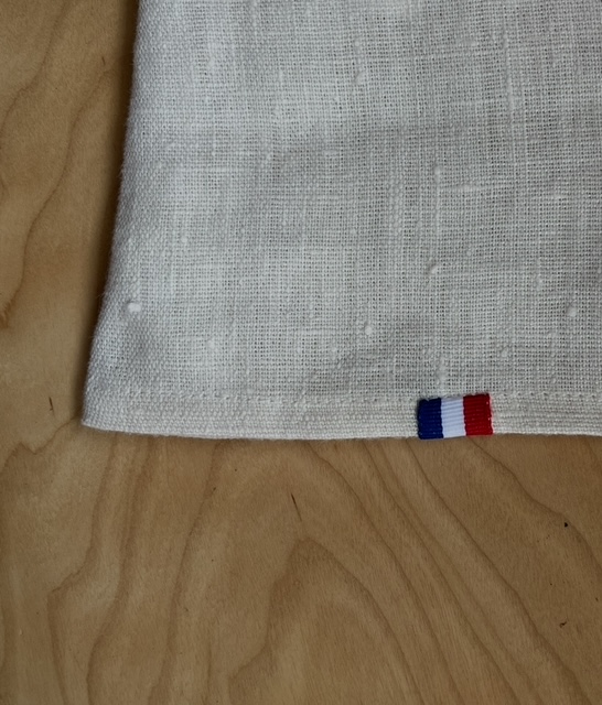 ruban bleu, blanc, rouge sur le t-shirt crème