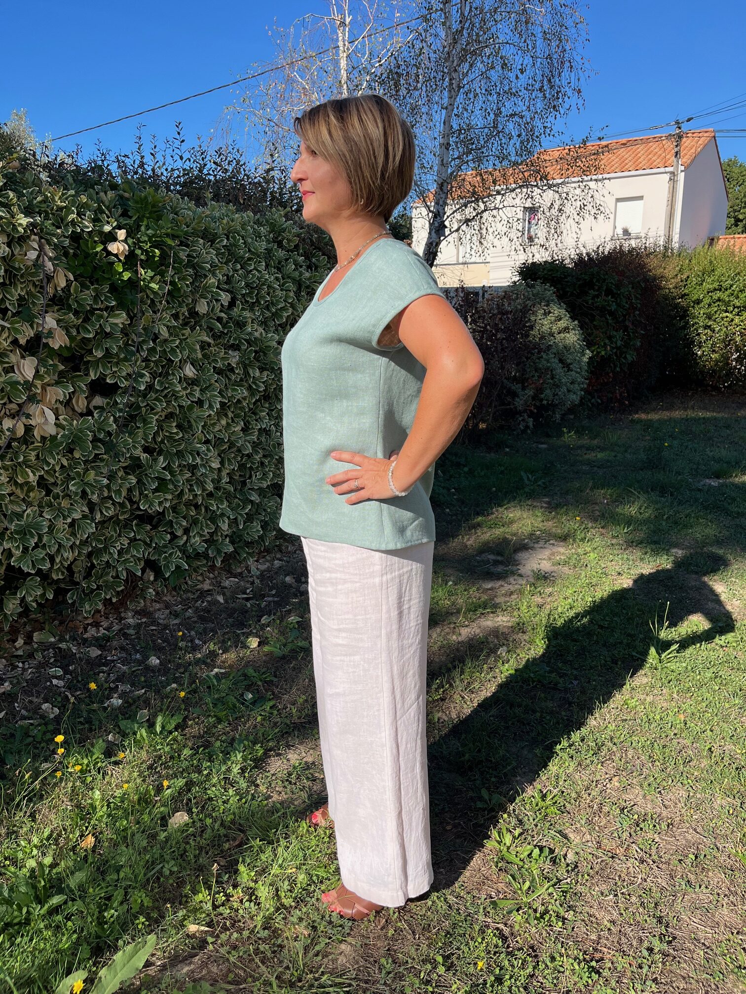 pantalon crème vu de profil sur une femme debout