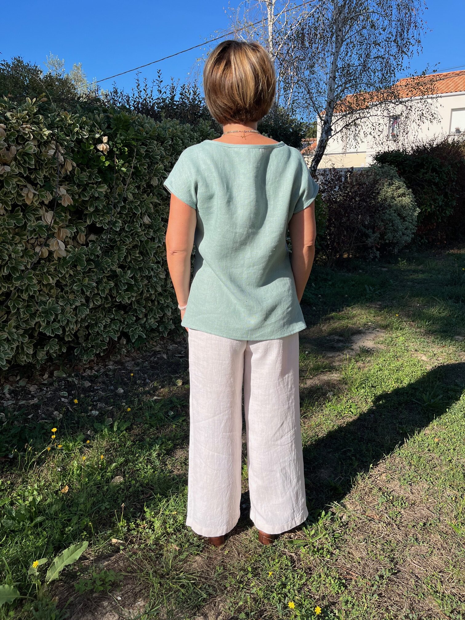 pantalon crème vu de dos sur une femme debout