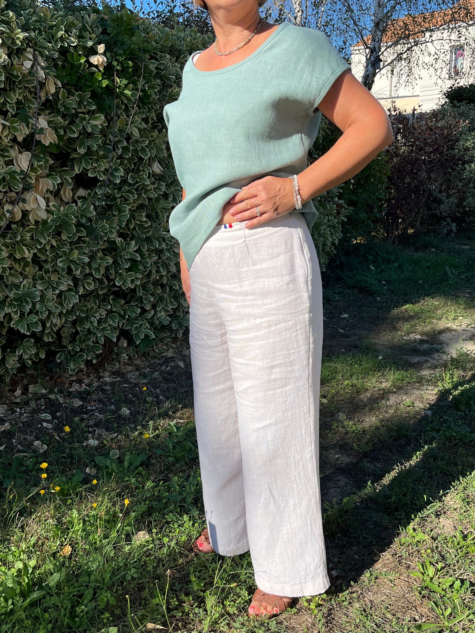 pantalon crème porté par une femme debout et montrant le ruban bleu blanc rouge